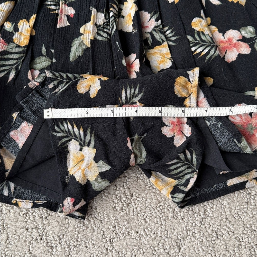 Hollister Black Floral Romper Smocked Bodice Summer One-Piece Junior Size XS - Picture 5 of 12